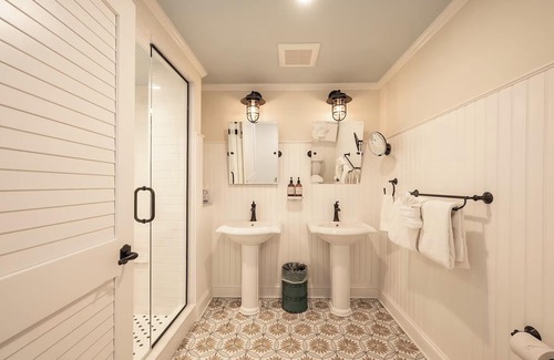 Marathon Hotel | Wreckers House Double Queen Room at Grassy Flats