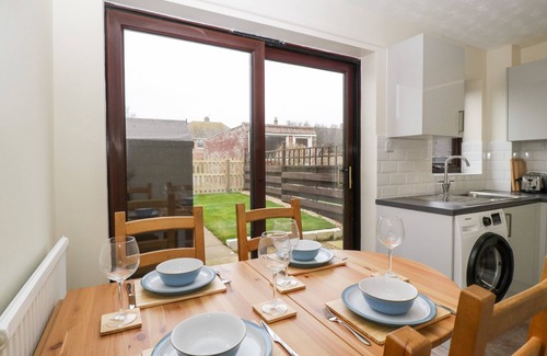 Wyke Regis Cottage | WREN COTTAGE, pet friendly, country holiday cottage in Weymouth