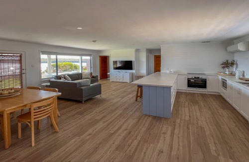Lake Wangary House | Wrightaway - Absolute beachfront with million dollar views