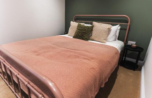 Somerton Apartment | Wych Cottage, Striking 2 Bed, Parking, King Bed, First Floor Flat