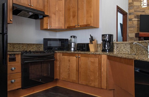 Lake Delton Condo | Wyndham Glacier Canyon |1BR/1BA King Suite w/Balc