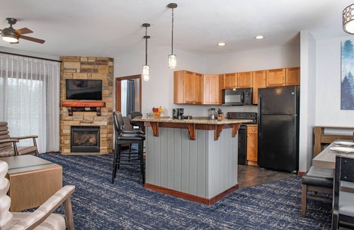 Lake Delton Condo | Wyndham Glacier Canyon |1BR/1BA King Suite w/Balc