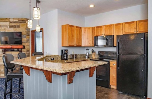 Lake Delton Condo | Wyndham Glacier Canyon |1BR/1BA King Suite w/Balc