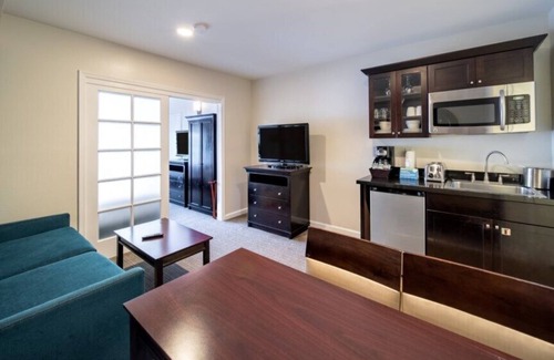 Anaheim Resort Hotel | Wyndham Peacock Suites - Spacious 1 Bedroom