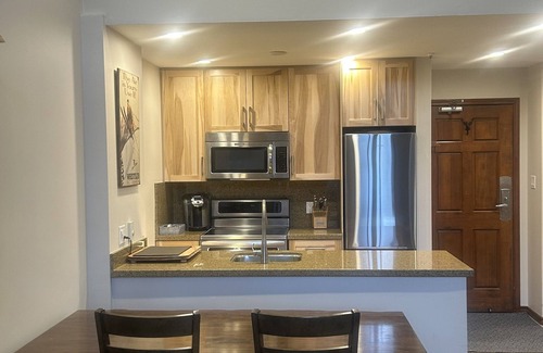 Upper Village Condo | XL Luxury Penthouse. Aspens. Ski-in-out. King. 3hot tubs. Decks. BBQ Nota bene!