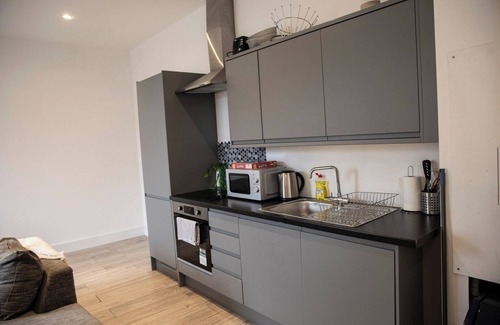Maidstone Apartment | XL Modern Studio Flat In Kent