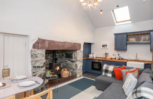 Caernarfon House | Y Garreg Fawr