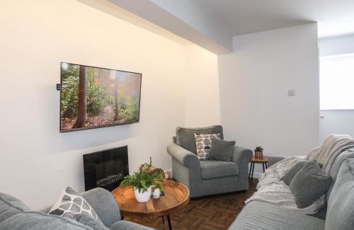 Newborough Apartment | Y Goedwig