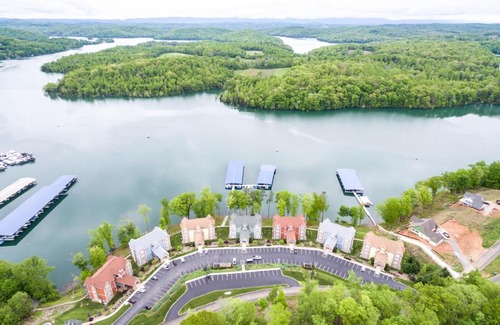 Andersonville Hotel | Yacht Club Cabana