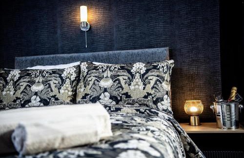 Ashbourne House | Ye Olde Vaults