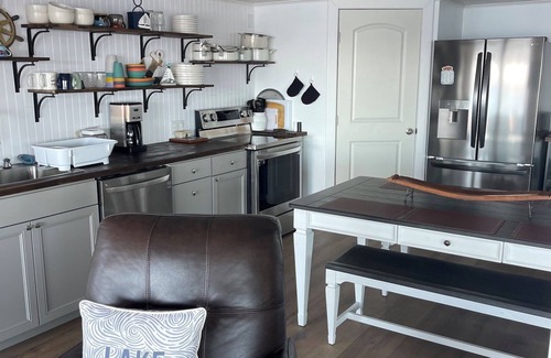 Romulus Cottage | Year-round Charm on Lakefront Cottage