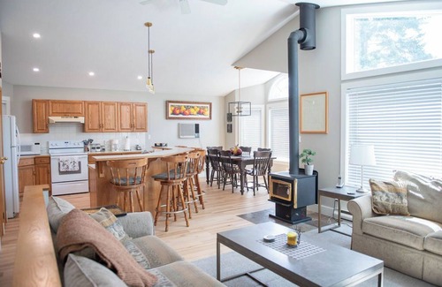 East Kootenay Cabin | Year-Round Getaway in Windermere B.C. - Enjoy the Lake and Mountains!