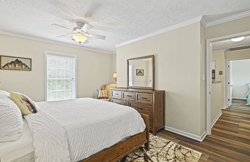 West Jefferson House | Year-Round Views of Mt Jefferson and New River - Dog friendly!