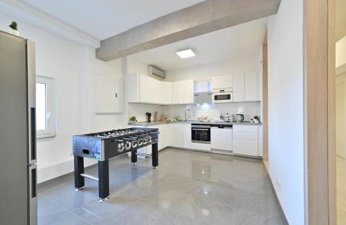 Nordstadt Apartment | Yello Homes - Luxus Loft für bis zu 7 Personen nähe Airport & Messe, Tischfußball & Whirlpool