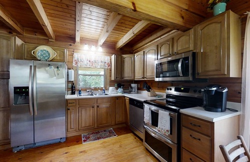 Newport Cabin | Yellow Cabin on the River