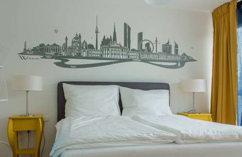 Donaustadt Apartment | Yellow Flower Apartment with Pool - 5 min to Lake