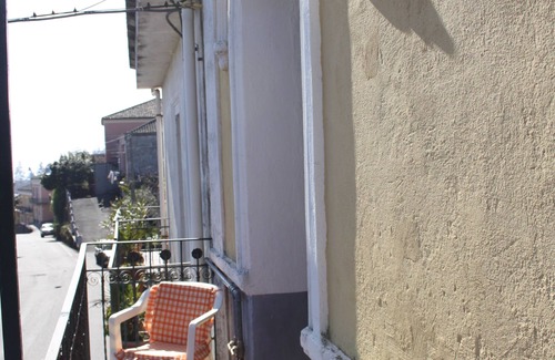 Fornazzo Apartment | YELLOW HOUSE AT THE FOOT OF ETNA