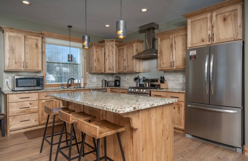 Lazy Acres House | Yellowstone cabin + Hot tub + Fire pit + Heated garage + 3 On-suite bedrooms