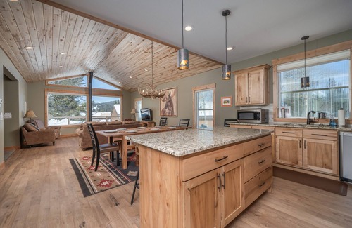 Lazy Acres House | Yellowstone cabin + Hot tub + Fire pit + Heated garage + 3 On-suite bedrooms