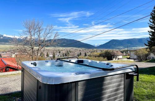 Livingston House | Yellowstone Country Family Home with View and Hot Tub