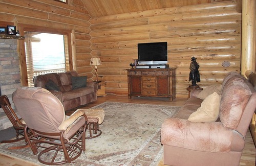 Emigrant Cabin | Yellowstone Mountain Lodge, 20 miles from Yellowstone National Park, sleeps 8