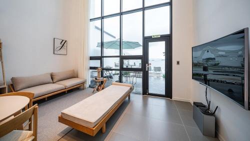 Dolsan-eup House | Yeosu Cave Pool Villa