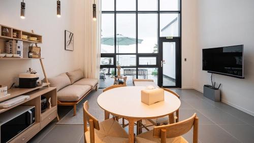 Dolsan-eup House | Yeosu Cave Pool Villa