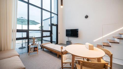 Dolsan-eup House | Yeosu Cave Pool Villa