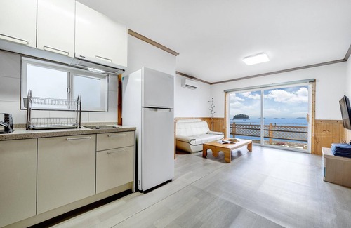 Dolsan-eup House | Yeosu Dangdangi Dog Family Pension Gold