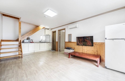 Dolsan-eup House | Yeosu Dangdangi Dog Family Pension Gold