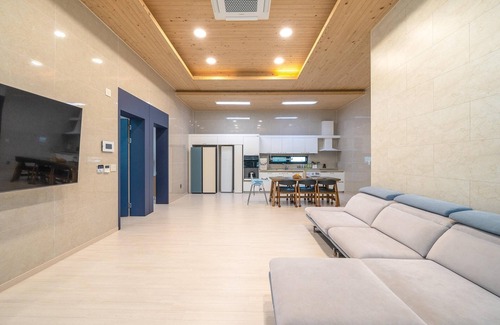 Dolsan-eup House | Yeosu Kinolkids Poolvilla