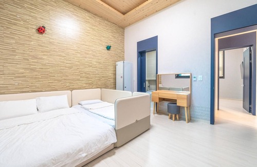 Dolsan-eup House | Yeosu Kinolkids Poolvilla