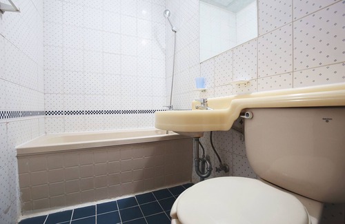 Ujong Hotel | Yesan Lanos