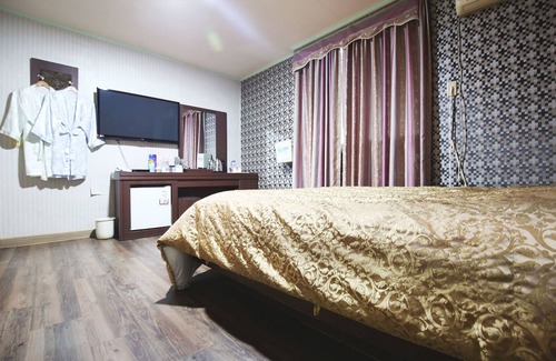 Ujong Hotel | Yesan Lanos