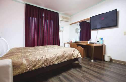 Ujong Hotel | Yesan Lanos