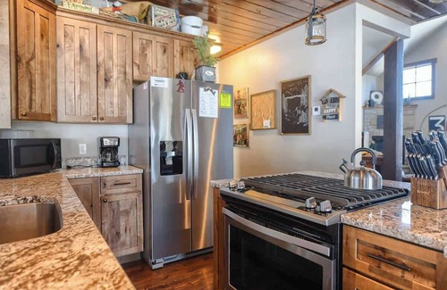 Deadwood House | Yeti Hideout - Gas fire table, hot tub and stunnin