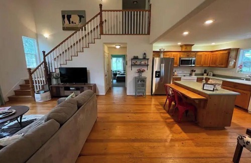 Mariposa House | Yosemite's Cottage at Creek View Ranch - 30 Acres with Pond, Trails, & Wildlife