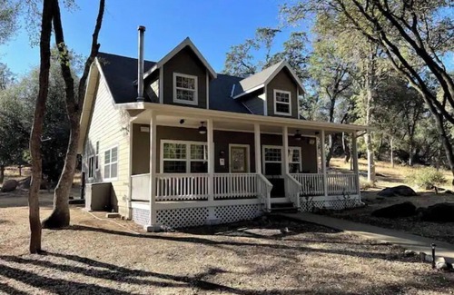 Mariposa House | Yosemite's Cottage at Creek View Ranch - 30 Acres with Pond, Trails, & Wildlife