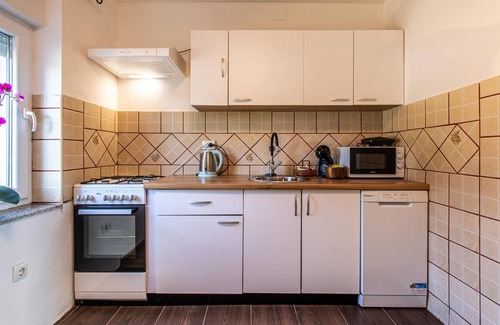 Lovinac House | You can enjoy a relaxing vacation in this beautiful vacation home.
