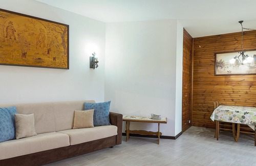 Arona Apartment | You will occupy a first floor apartment with private garden in Arona, a wonderful resort on Lake Mag