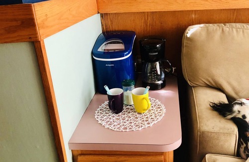 Frankfort Boat Rental | 🐠You won’t forget vacation on this 2 bdrm boat less than a mile from Frankfort