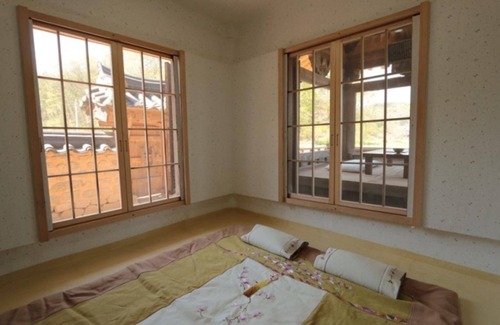 Yeongcheon House | Youngcheon Gwiaegotaek Hanok Pension