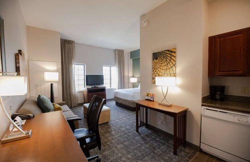 Highlands - Perkins Hotel | Your Baton Rouge Suite Oasis! With Private Full Kitchen! Pets Allowed!