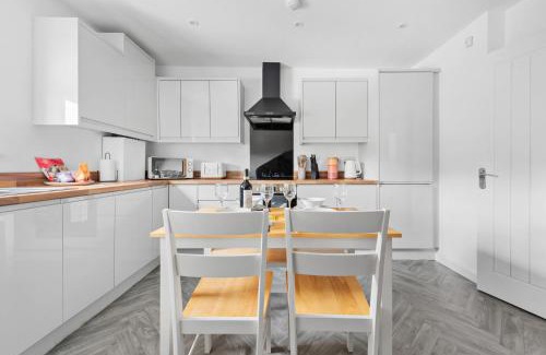 Spetchley Apartment | Your Group Base 3 Modern Flats Sleeps 4 to 12 Near Malvern