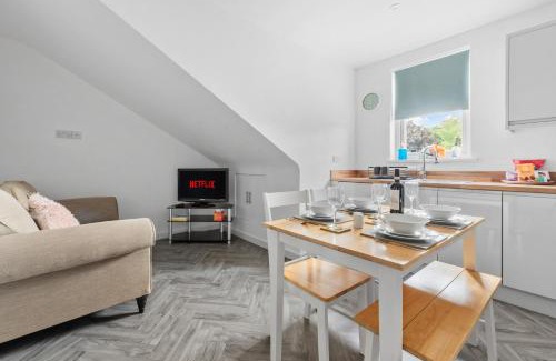 Spetchley Apartment | Your Group Base 3 Modern Flats Sleeps 4 to 12 Near Malvern