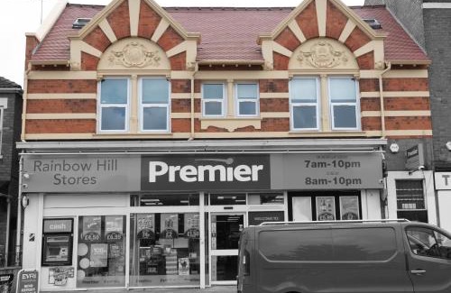 Spetchley Apartment | Your Group Base 3 Modern Flats Sleeps 4 to 12 Near Malvern