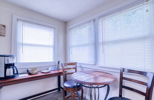 Ashtabula House | Your Haven in the Harbor, charming 3 bed house w/WIFI & AC in lovely Ashtabula!