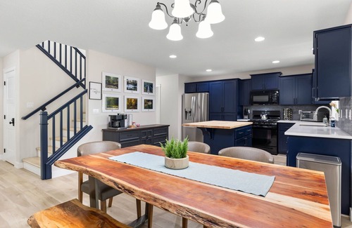 Battle Ground House | Your home away from home.recently renovated, sleeps 9-10!