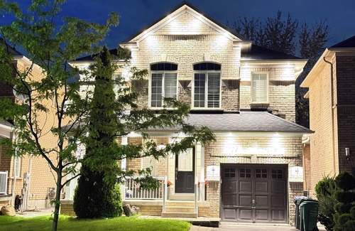 Churchill Meadows House | YOUR HOME AWAY FROM HOME.Best Family Neighourhood, Close to all Attraction