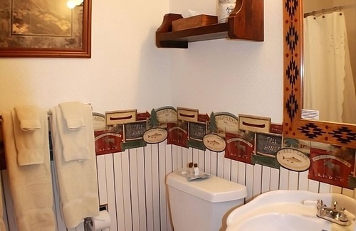 Ucross House | Your Home Away from Home! Onsite Bar, Outdoor Pool, Free Parking and Breakfast!